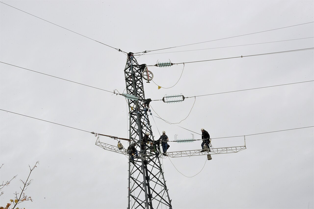 Des techniciens interviennent sur une ligne à haute tension.